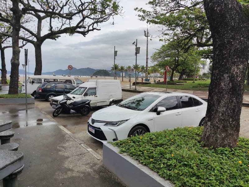 Corolla Altis Híbrido na orla da praia