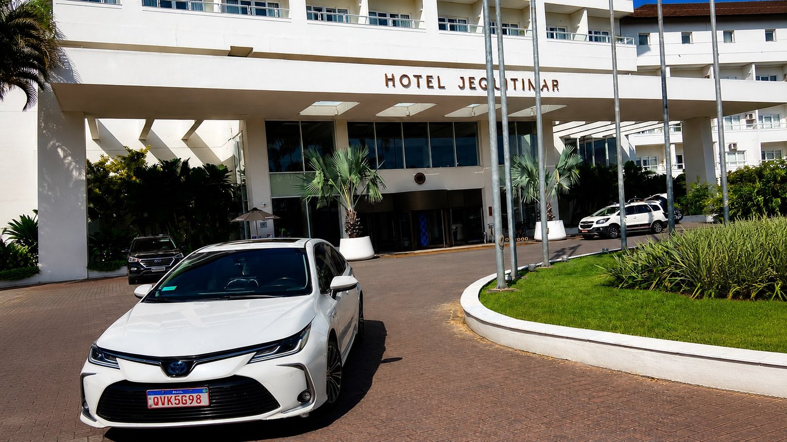 Toyota Corolla Altis Híbrido em frente ao Hotel Jequitimar no Guarujá