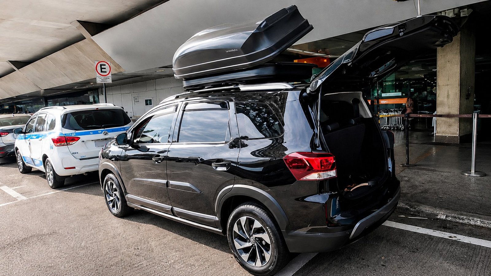 Mini van com bagageiro no aeroporto de Guarulhos GRU