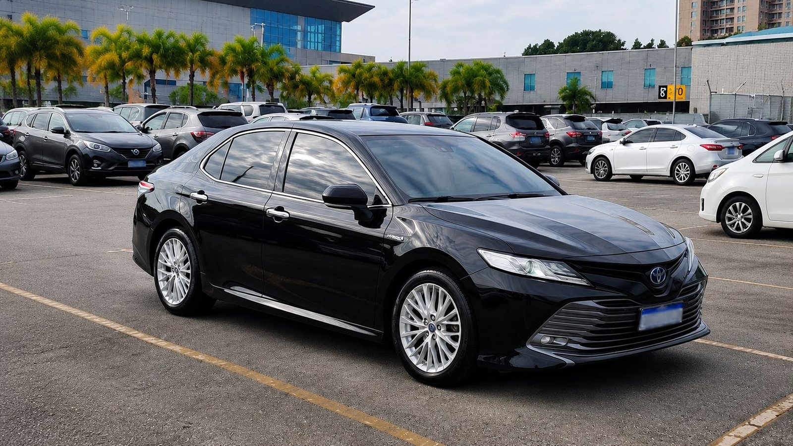 Toyota Camry Hybrid preto — veículo blindado executivo