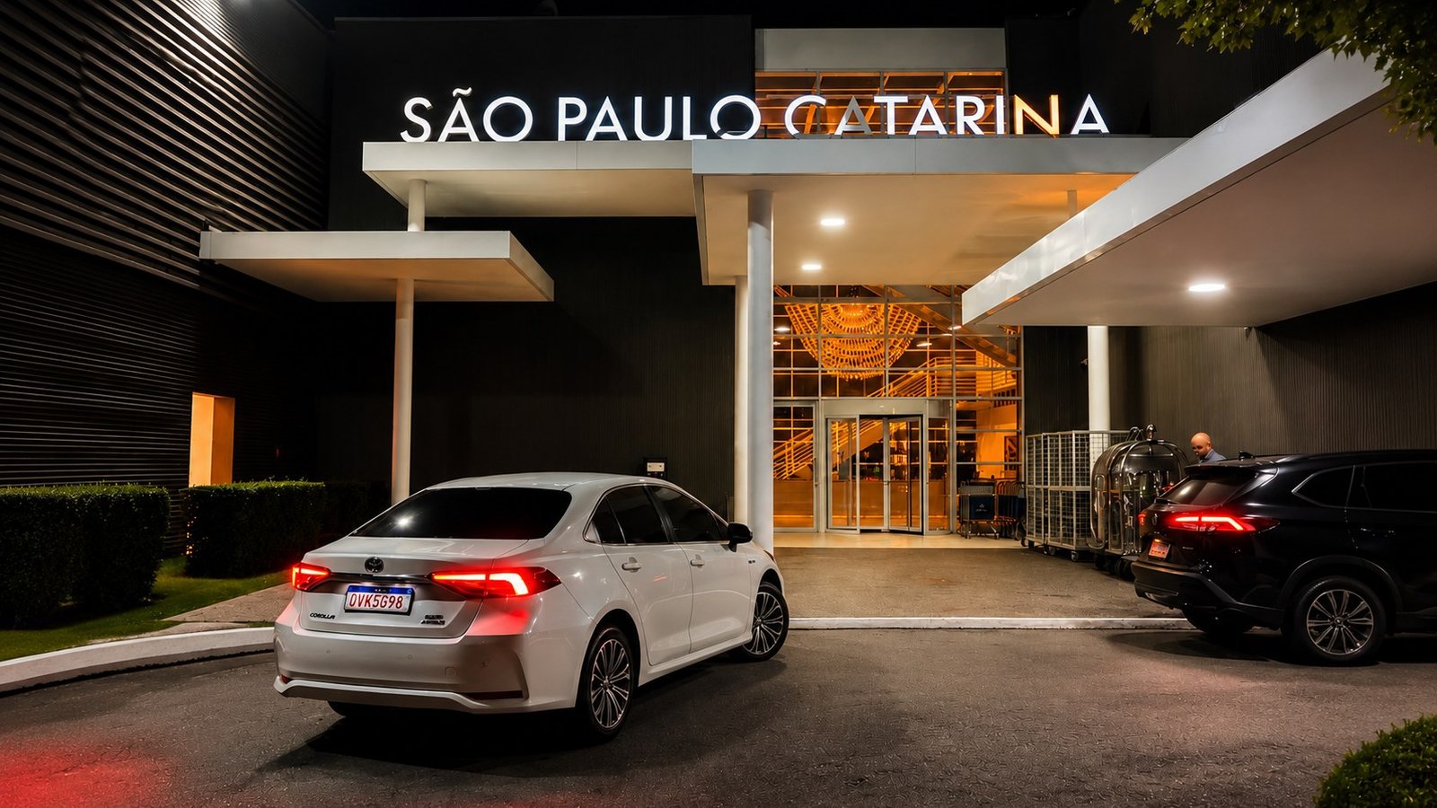 Toyota Corolla Altis em frente ao aeroporto São Paulo Catarina