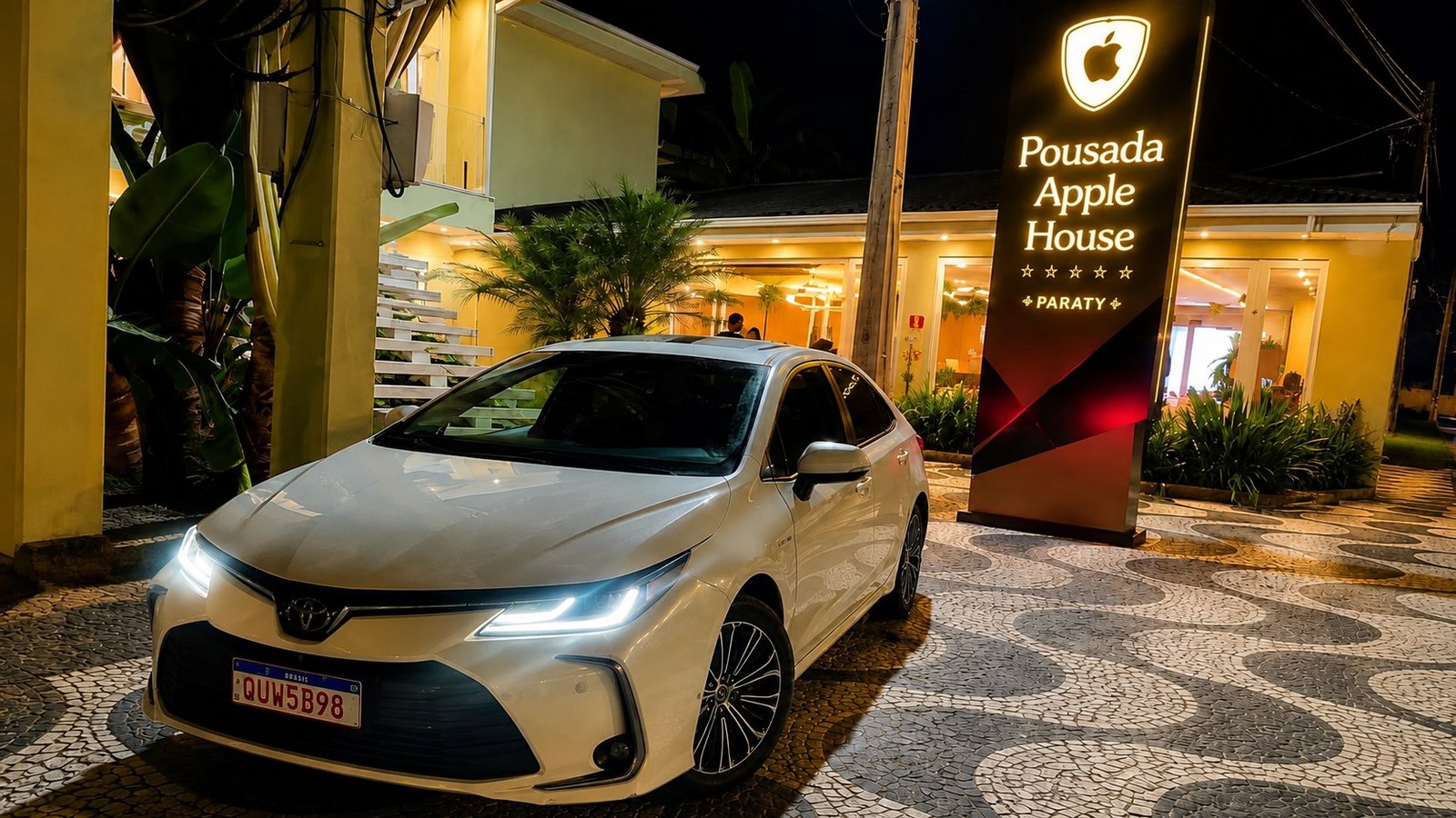 Toyota Corolla Altis em frente à Pousada Apple House em Paraty